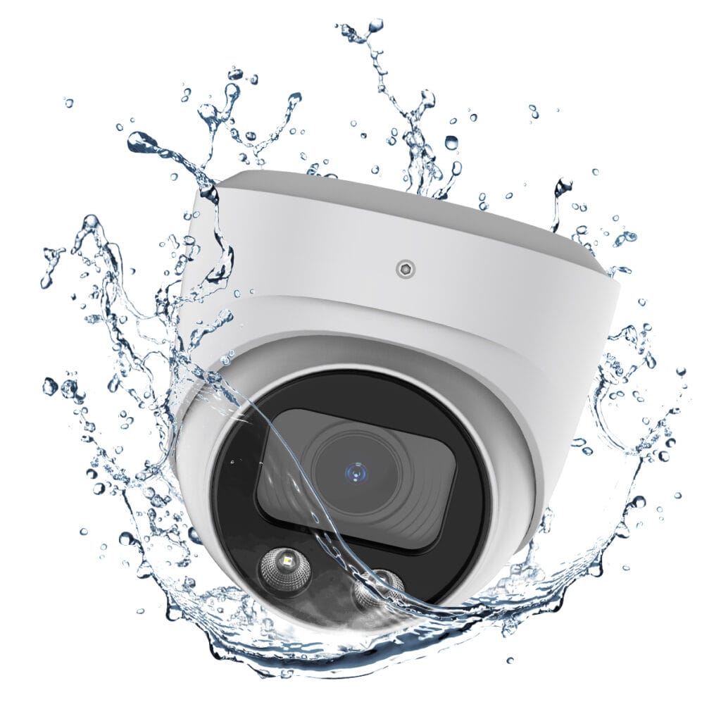 Weiße Sony Dome Premium 4K Überwachungskamera mit Dual Light Funktion, umgeben von Wasserspritzern. Zeigt die wetterfeste IP67-Zertifizierung für zuverlässigen Einsatz im Außenbereich bei jeder Witterung.